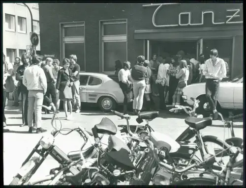 Pressefoto 22x17cm Dortmund Str. Mönchengang - Tanzlokal Jugendliche vor Eingang