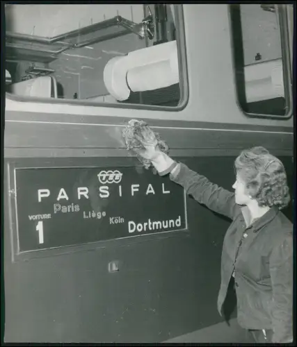 Pressefoto 22x18 Dortmund Bahnhof PARSIFAL Zug Paris Liège Köln Reiseziel Schild