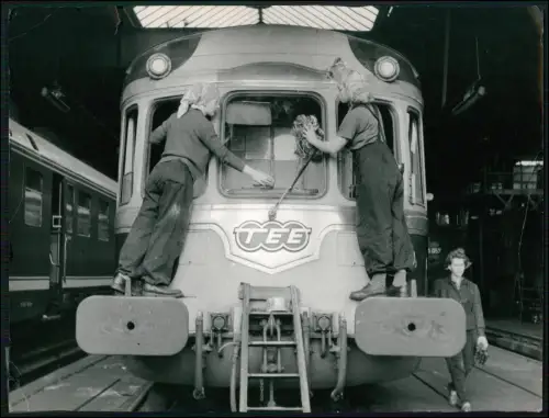 Pressefoto 24x18 Dortmund TEE Zug Reinigung Bahnbetriebswerkhalle Arbeiterinnen