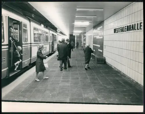 Pressefoto 22x17 - Dortmund Station Westfalenhalle U-Bahn Stadtbahn-Szene 1960er