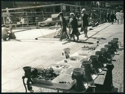 Pressefoto 21x16 Dortmund Marktstand Fleischwölfe Schüsseln mit Gemüse Passanten