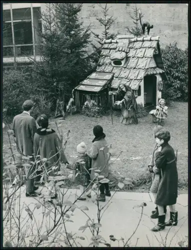 Pressefoto 22x16cm Dortmund Märchenszene mit Hexenhaus Kindergruppe und Publikum