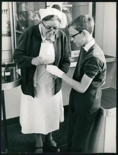 Pressefoto22x17 Dortmund Bahnhofsmision Schwester Rotes Kreuz Omi versorgt Knabe