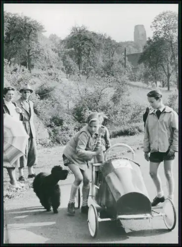 Pressefoto 18x13cm - Dortmund Seifenkistenrennen Jugend mit Hund Kinderfahrzeug