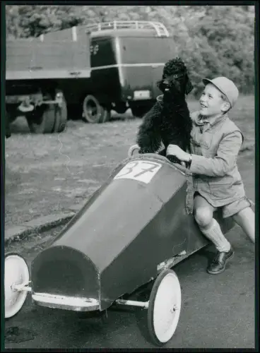 Pressefoto 18x13cm - Dortmund Seifenkistenrennen Junge mit Hund im Rennwagen