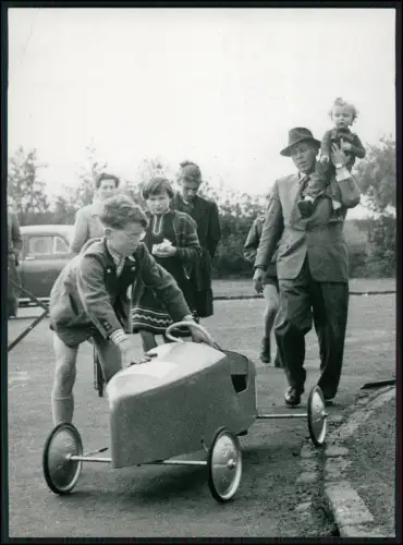 Pressefoto 18x13  Dortmund Seifenkistenrennen Junge schiebt Rennwagen Motorsport