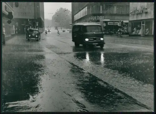 Pressefoto18x13 Dortmund Innenstadt am Kaufhof Regen Sturm Straßenverkehr VW Bus