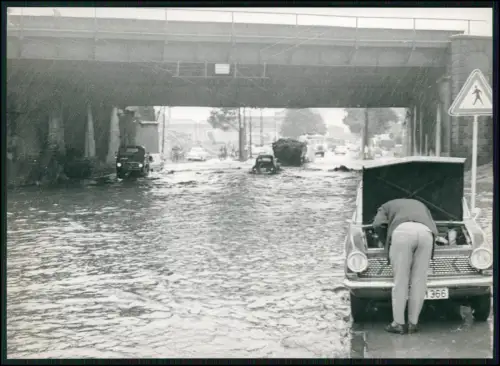 Pressefoto 18x13 - Dortmund Brücke Hochwasser Starkregen Sturm Autos Überflutung
