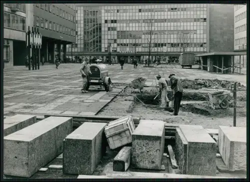 Pressefoto 18x13 - Dortmund Sanierung vor Karstadt Vorplatz - 1960er Bauarbeiter