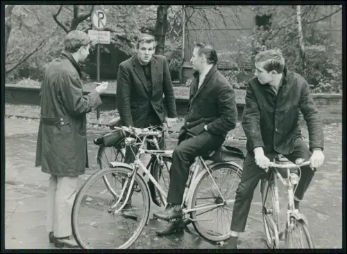 Pressefoto 18x13 Dortmund Schild Zufahrtsstraße Zeche junge Männer mit Fahrräder