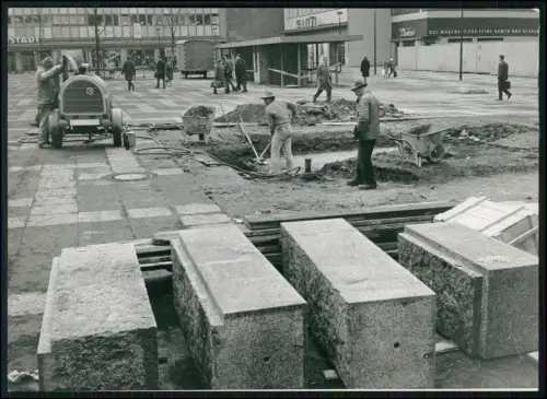 Pressefoto 18x13 - Dortmund Sanierung Karstadt Vorplatz Bauarbeiter Granitblöcke