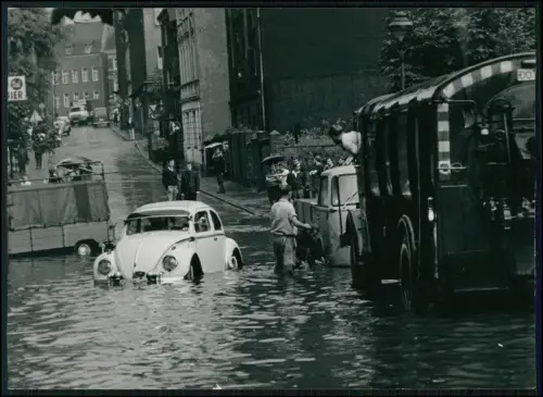 Pressefoto 18x13 - Dortmund Autos Hochwasser Überflutung VW Käfer Transporter