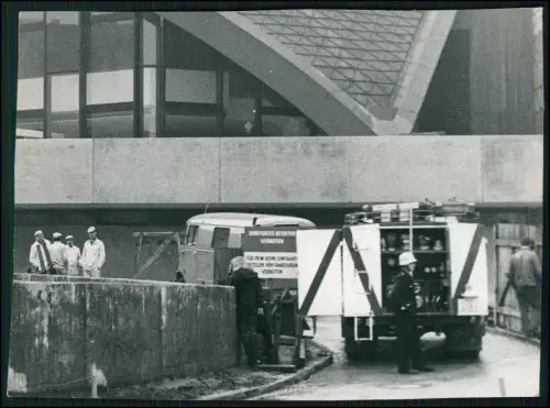 Pressefoto 18x13 - Dortmund Feuerwehr Einsatz 1973 Werkhof Einsatzfahrzeuge u.a.