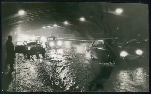 Pressefoto18x11 Dortmund Dramatische Überflutung Tunnel Autos tiefes Wasser 1963