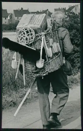 Pressefoto18x11 Dortmund alter Mann Bürstenhändler auf Wanderschaft Pinsel Körbe