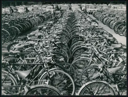 Pressefoto 20x15  Dortmund Stadtbild hunderte eng aneinandergestellten Fahrräder