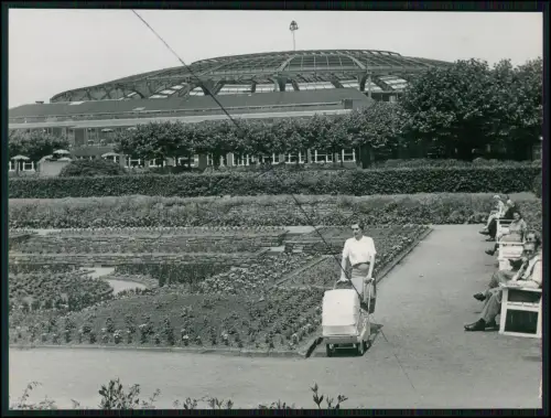 Pressefoto 16x12 - Dortmund Westfalenhalle 1960er Mutter Spaziergang Kinderwagen