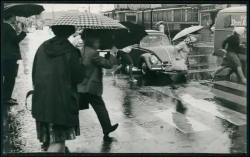 Pressefoto 18x11 - Dortmund Innenstadt Starkregen 1960er VW Käfer Tram Passanten
