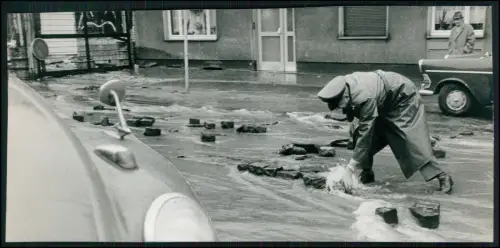 Pressefoto 21x10  Dortmund 1960er Polizist räumt Straßenpflaster nach Starkregen