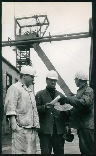 Pressefoto 22x13 - Dortmund Bergleute vor Förderturm 1960er Ruhrgebiet Bergwerk
