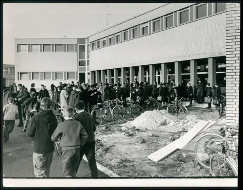 Pressefoto 22x17 - Dortmund Wilhelm Röntgen Realschule 1967 - Schüler Fahrräder