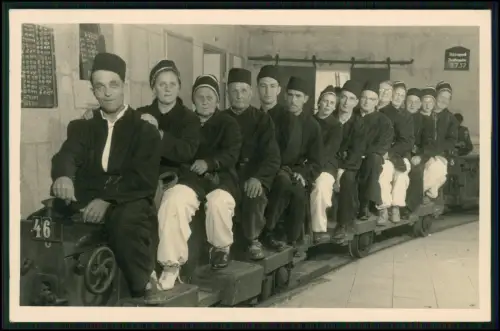 Foto AK - Berchtesgaden – Besucher in Bergmannskleidung auf Zug im Salzbergwerk