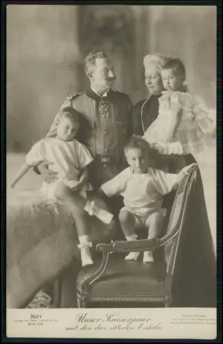 AK - Kaiserpaar Wilhelm II. und Auguste Viktoria, mit ihren drei ältesten Enkeln