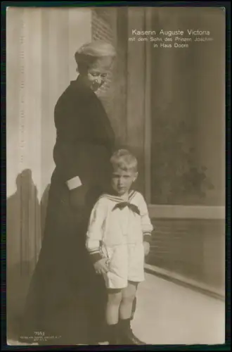 Kaiserin Auguste Victoria mit dem Sohn des Prinzen Joachim im Haus Doorn Holland