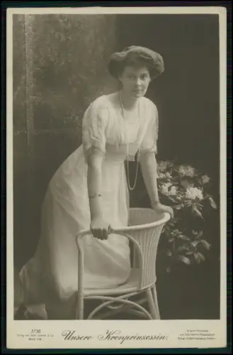 Cecilie zu Mecklenburg Kronprinzessin in feinem Jugendstil-Kleid mit Perlenkette
