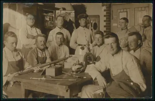 Foto AK - Soldaten auf Stube Pickelhaube Gewehr Reinigung - 1909 Berlin gelaufen