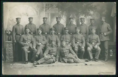 Foto AK 1. WK - Frankfurt Gruppe Soldaten Uniform Kaiserzeit Feldpost 1916 gel.