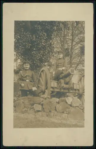 Foto AK 1. WK - Soldaten in Uniform der Kaiserzeit vor einer Feldkanone Pak Flak