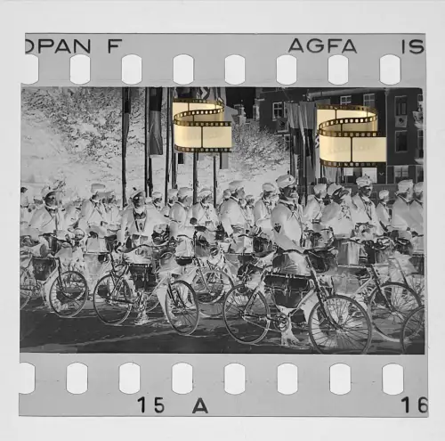 Orig. Negativ 4x3,5cm Lübeck 2.WK II Soldaten Jungs Organisation Mütze Fahrräder