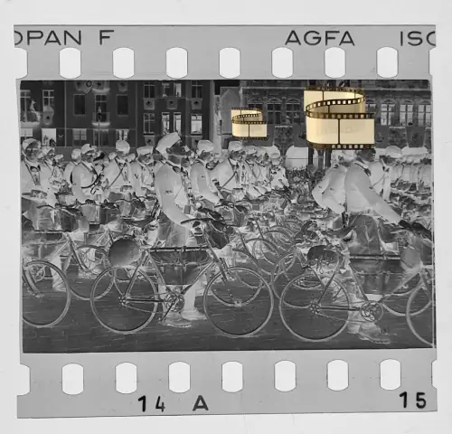 Orig. Negativ 4x3,5cm Lübeck 2.WK II Soldaten Jungs Organisation Mütze Fahrräder