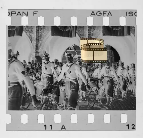 Orig. Negativ 4x3,5cm Lübeck 2.WK II Soldaten Jungs Organisation Mütze Fahrräder