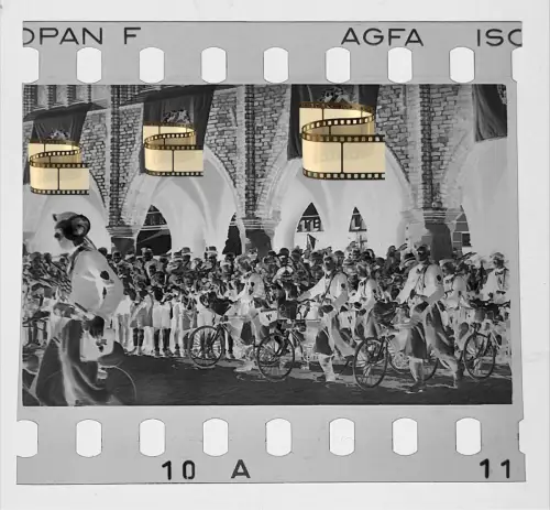 Orig. Negativ 4x3,5cm Lübeck 2.WK II Soldaten Jungs Organisation Mütze Fahrräder