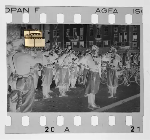 Orig. Negativ 4x3,5cm Lübeck 2.WK II Soldaten Organisation - Musikkorps Trompete
