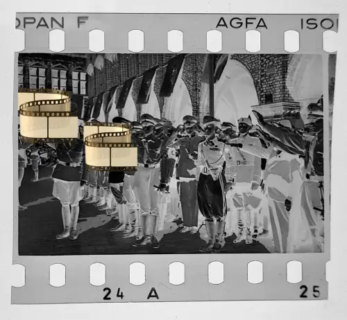 Original Negativ 4x3,5cm - 2.WK II Soldaten Lübeck - bei den Arkaden am Rathaus