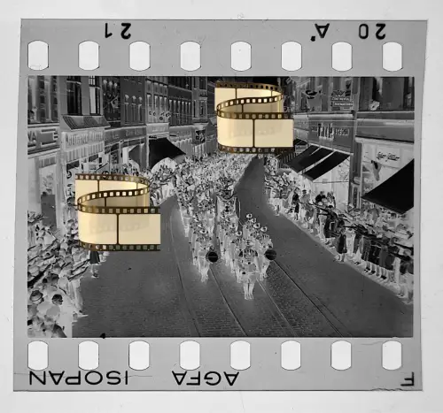 Original Negativ 4x3,5cm - 2.WK II Soldaten Lübeck Marsch in der Stadt Geschäfte