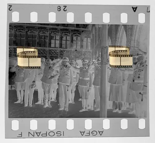 Original Negativ 4x3,5cm - 2.WK II Soldaten Lübeck - bei den Arkaden am Rathaus