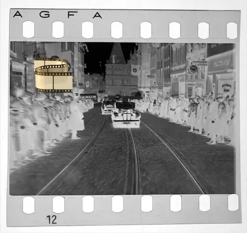 Original Negativ 4x3,5cm - 2.WK II Soldaten Lübeck Pkw Straße viele Passanten ..