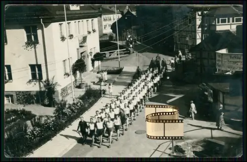 Foto AK - Soldaten Sportkleidung Turnhemd im Marsch - unbekannter Ort Wo ? 1938