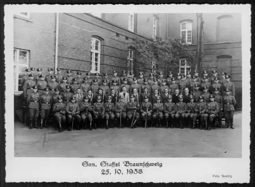Gruppenfoto 17x12 - Sanitätsstaffel Kasernengebäude Braunschweig - 25. Okt. 1938