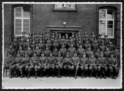 Gruppenfoto 17x12 - Sanitätsstaffel Kasernengebäude Braunschweig - Oktober 1938