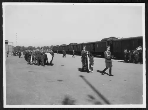Foto 17x12 Bahnhof Luftwaffe Soldaten Trauerzug Gefallener Kamerad Kissen Mütze