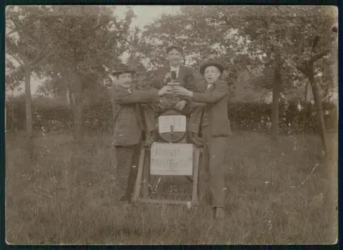 Foto 17x12cm - Paragraph 11 drei Männer Bierfass auf Ständer posieren - um 1905