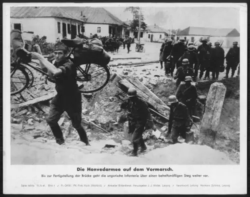 Ungarische Inf.  Honvedarmee - Vormarsch Behelfssteg Infanterie Ostfront PK Foto