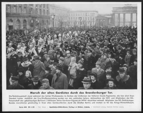 Berlin Brandenburger Tor Marsch alter ehemaliger Gardisten Massenaufzug PK Foto