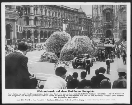 Italien Mailand Domplatz Dom mit Publikum Fahnen Erntewagen und großen Heuhocken