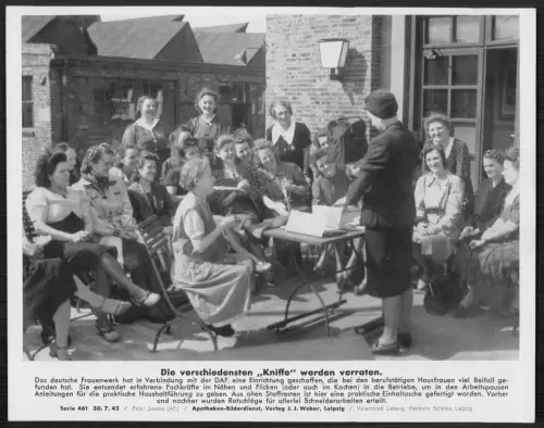 WK 2. Damen Szene mit Teilnehmerinnen im Hof, Vorführung von Haushalts Kniffen